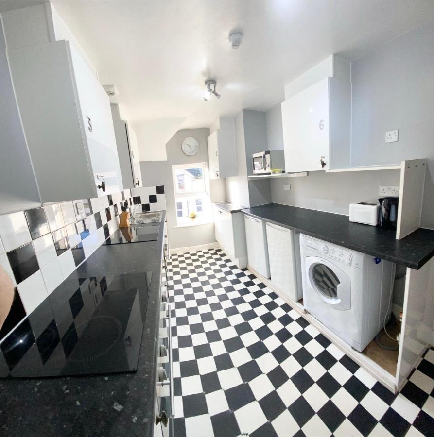 Cloud9 Guest House - By Coastline Retreats - Newly Renovated, Beautiful Ensuite Rooms Near Seafront In Town Centre, Netflix, Superfast Wifi, Communal Kitchen บอร์นมัธ ภายนอก รูปภาพ