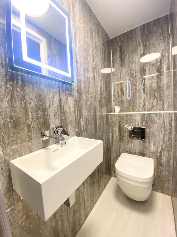 Cloud9 Guest House - By Coastline Retreats - Newly Renovated, Beautiful Ensuite Rooms Near Seafront In Town Centre, Netflix, Superfast Wifi, Communal Kitchen บอร์นมัธ ภายนอก รูปภาพ