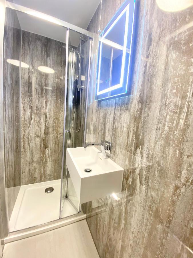 Cloud9 Guest House - By Coastline Retreats - Newly Renovated, Beautiful Ensuite Rooms Near Seafront In Town Centre, Netflix, Superfast Wifi, Communal Kitchen บอร์นมัธ ภายนอก รูปภาพ