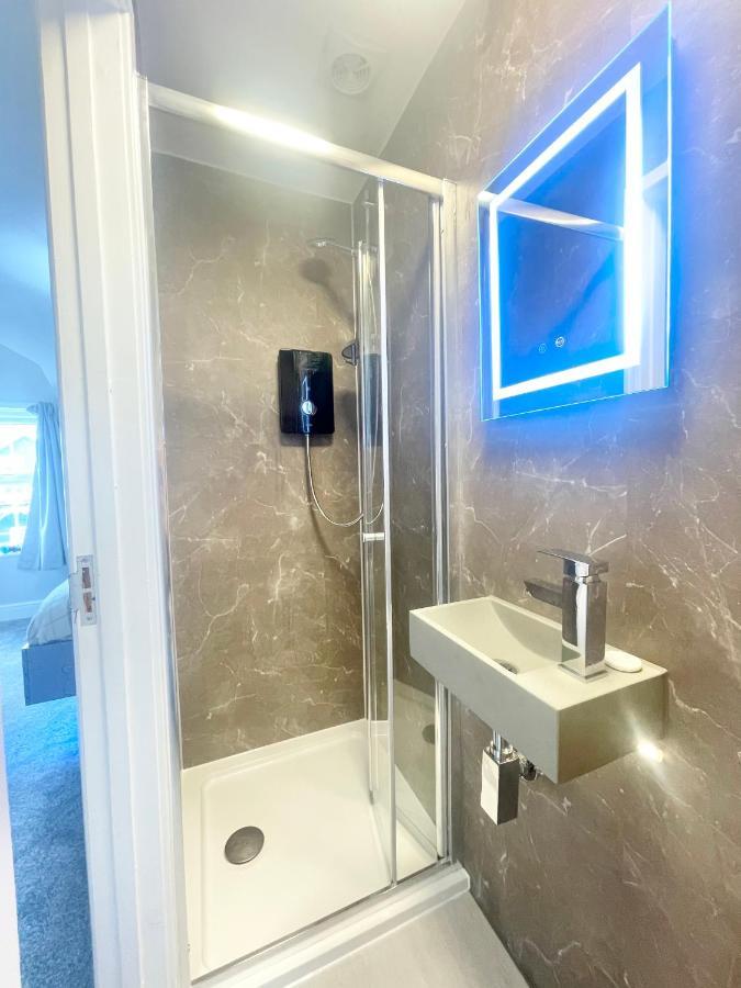 Cloud9 Guest House - By Coastline Retreats - Newly Renovated, Beautiful Ensuite Rooms Near Seafront In Town Centre, Netflix, Superfast Wifi, Communal Kitchen บอร์นมัธ ภายนอก รูปภาพ