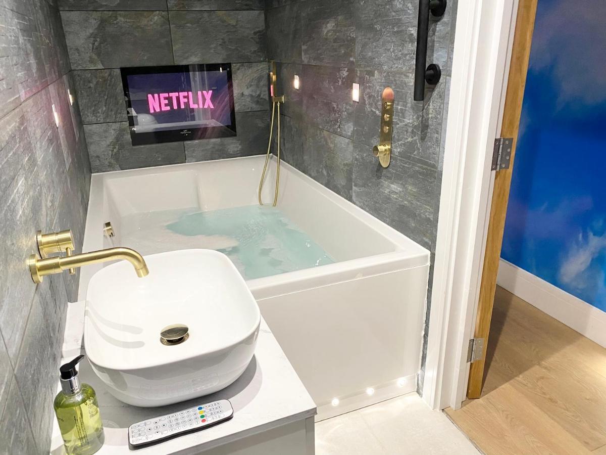 Cloud9 Guest House - By Coastline Retreats - Newly Renovated, Beautiful Ensuite Rooms Near Seafront In Town Centre, Netflix, Superfast Wifi, Communal Kitchen บอร์นมัธ ภายนอก รูปภาพ