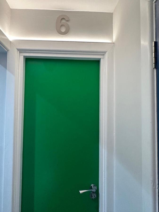 Cloud9 Guest House - By Coastline Retreats - Newly Renovated, Beautiful Ensuite Rooms Near Seafront In Town Centre, Netflix, Superfast Wifi, Communal Kitchen บอร์นมัธ ภายนอก รูปภาพ